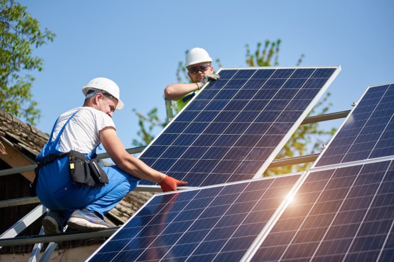 instalacao-independente-de-sistema-de-painel-solar-energia-renovavel-verde